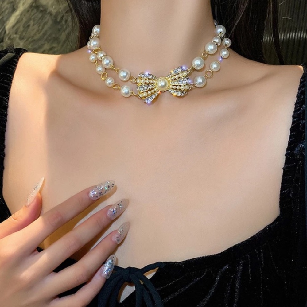 ๐ Gorgeous Golden Bowknot Rhinestone Pearl Choker - Picture 3 of 5